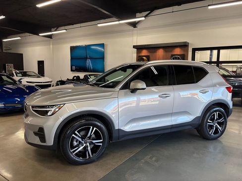Used 2025 Volvo XC40 B5 Core image 3