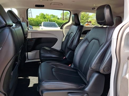 Used 2024 Chrysler Pacifica Limited FWD image 11