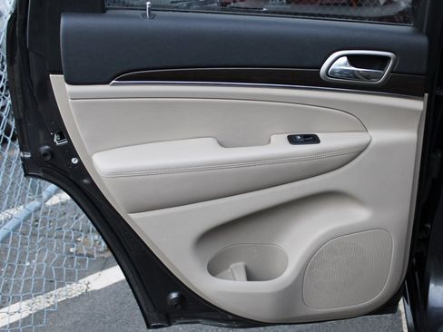 Used 2017 Jeep Grand Cherokee Limited w/ Luxury Group II image 17