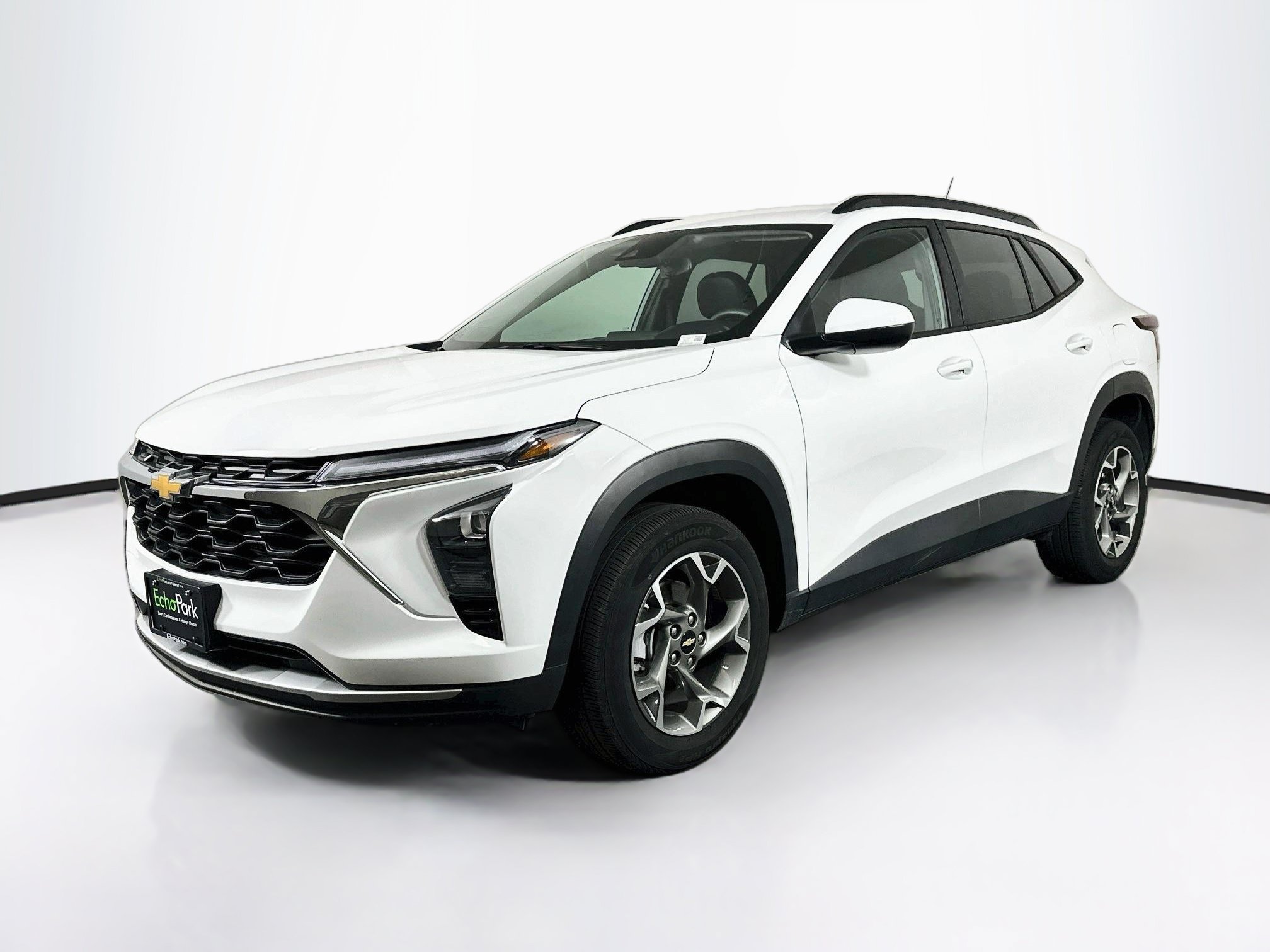 Used 2025 Chevrolet Trax LT FWD image 3