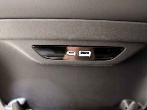 Used 2026 Chrysler Pacifica Limited FWD image 11