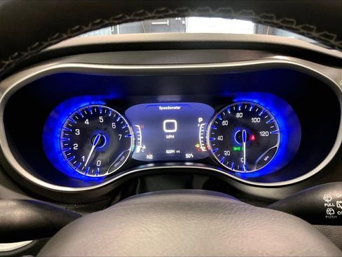 Used 2024 Chrysler Pacifica Touring-L image 13