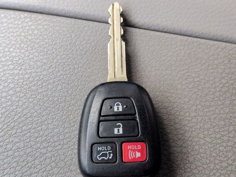 Used 2018 Toyota Highlander Plus FWD image 28
