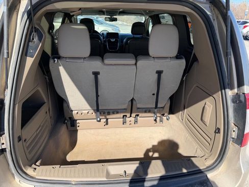 Used 2013 Chrysler Town & Country Touring-L w/ Driver Convenience Group FWD image 18