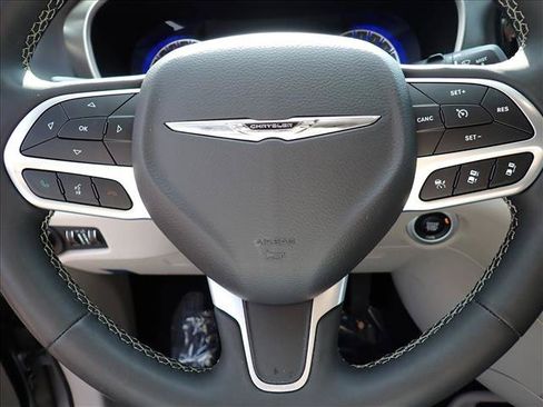 Used 2024 Chrysler Pacifica Touring-L FWD image 20