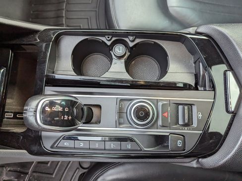 Used 2018 Maserati Levante image 27