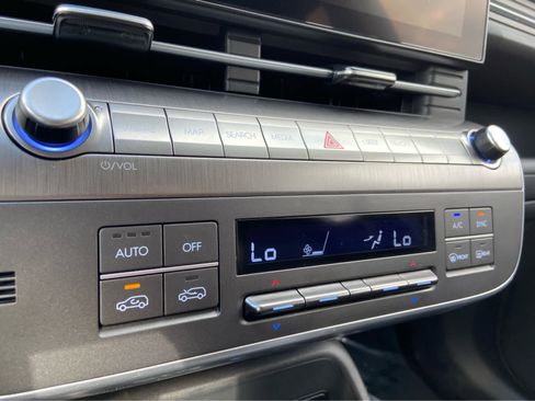 Used 2025 Hyundai Kona SEL AWD/4WD image 25