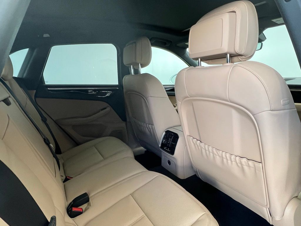 Certified 2026 Porsche Macan AWD/4WD image 16