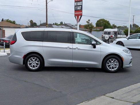 Used 2023 Chrysler Pacifica Touring-L FWD image 4