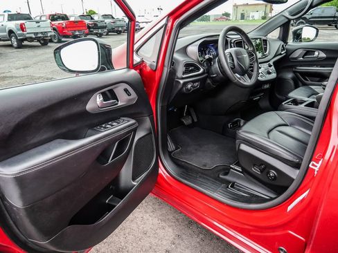 Used 2025 Chrysler Pacifica Select FWD image 28