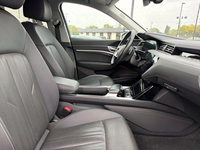 Used 2023 Audi e-tron Premium Plus w/ Premium Plus Package AWD/4WD image 11