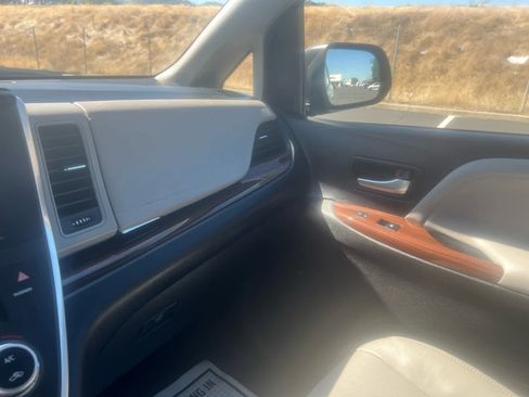 Certified 2017 Toyota Sienna Limited Premium image 32