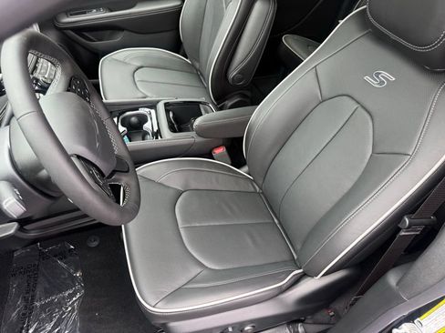 New 2027 Chrysler Pacifica Limited w/ S Appearance Package AWD/4WD image 13