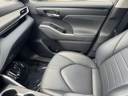 Used 2023 Toyota Highlander XLE AWD/4WD image 30