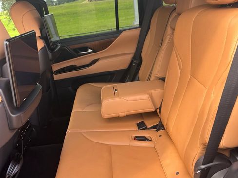 Used 2023 Lexus LX 600 4WD w/ Luxury Package image 11