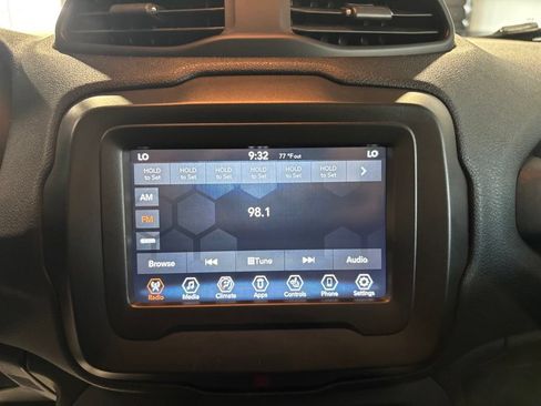 Used 2020 Jeep Renegade Latitude w/ Cold Weather Group AWD/4WD image 15