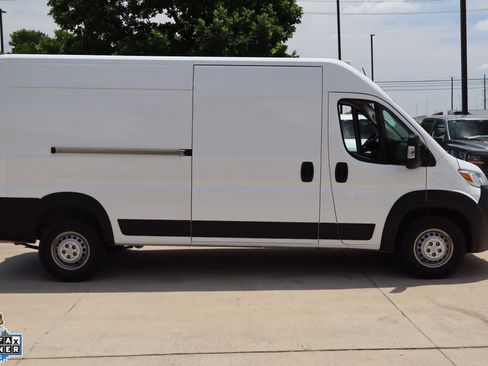 Used 2025 RAM ProMaster 2500 w/ Convenience Group FWD image 2