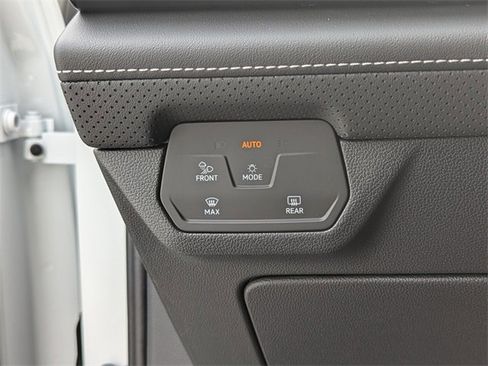 Used 2025 Volkswagen Atlas SE w/ Black Wheel Package image 13