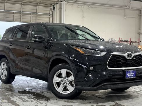 Used 2024 Toyota Highlander LE FWD image 2