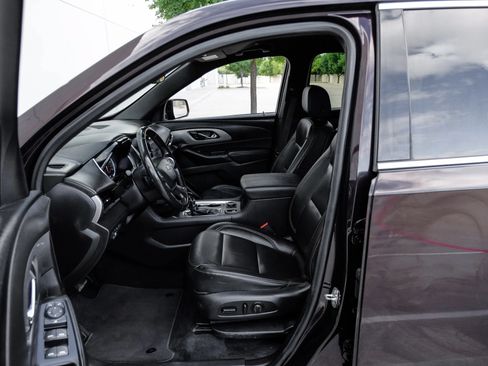 Used 2022 Chevrolet Traverse LT FWD image 4