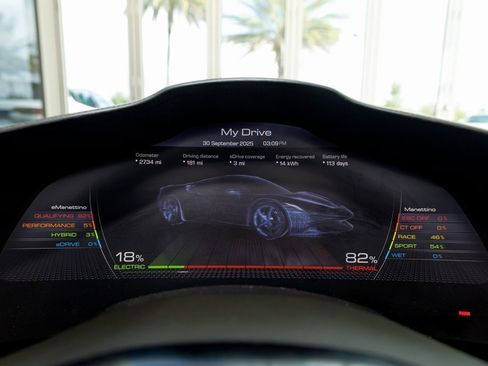 Used 2023 Ferrari SF90 Spider image 32