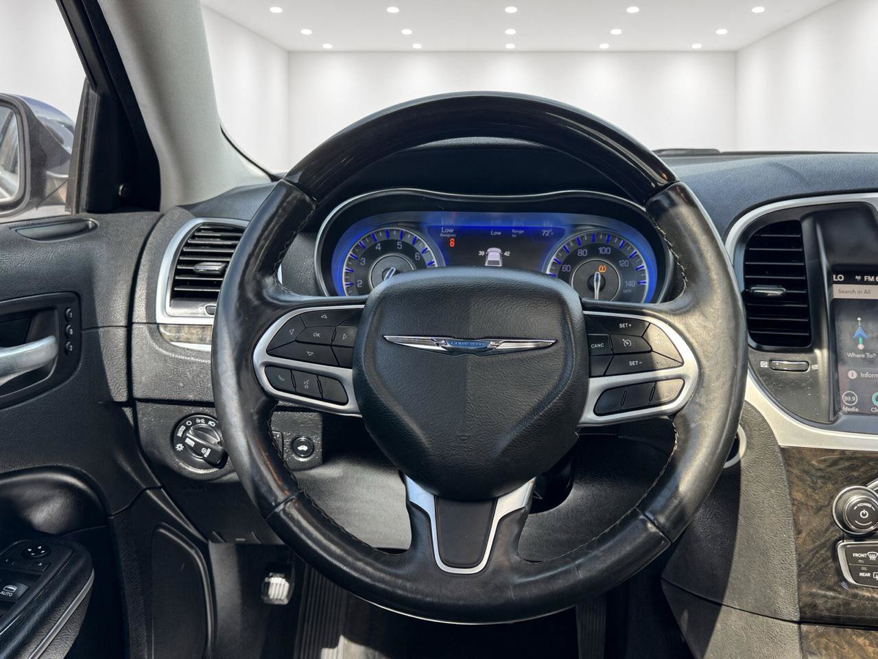 Used 2020 Chrysler 300 Limited RWD image 14