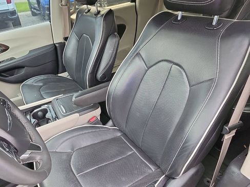 Used 2023 Chrysler Pacifica Limited FWD image 26