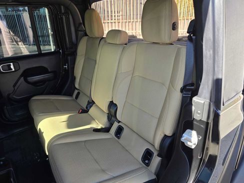 Used 2023 Jeep Gladiator Sport AWD/4WD image 18