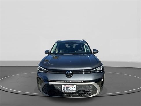 Certified 2025 Volkswagen Taos SE w/ Panoramic Sunroof Package image 2