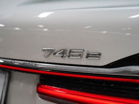 Used 2020 BMW 745e xDrive AWD/4WD image 10