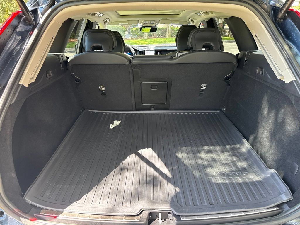 Certified 2024 Volvo XC60 B5 Plus w/ Protection Package Premier AWD/4WD image 10