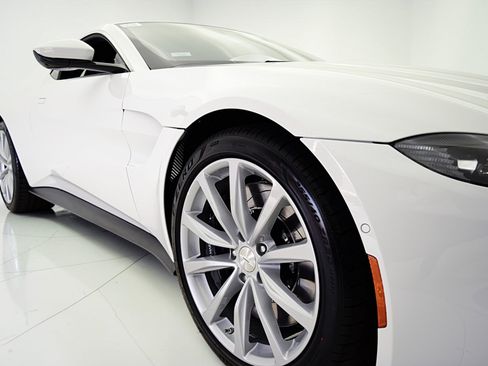 Used 2023 Aston Martin V8 Vantage Coupe RWD image 12