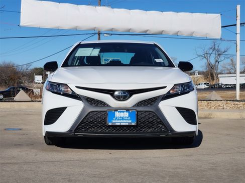 Used 2019 Toyota Camry SE image 2