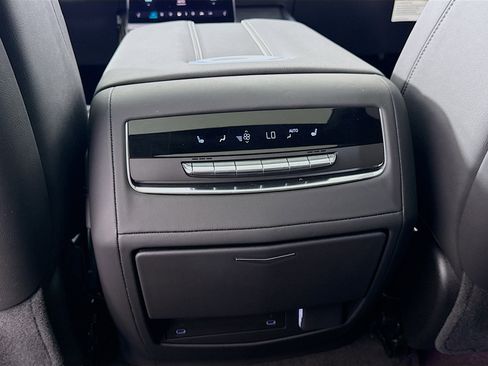 Used 2025 Cadillac Escalade ESV Premium Luxury image 27