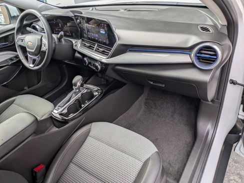 Used 2024 Chevrolet Trax LT w/ Driver Confidence Package FWD image 28