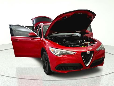 Used 2018 Alfa Romeo Stelvio AWD image 9