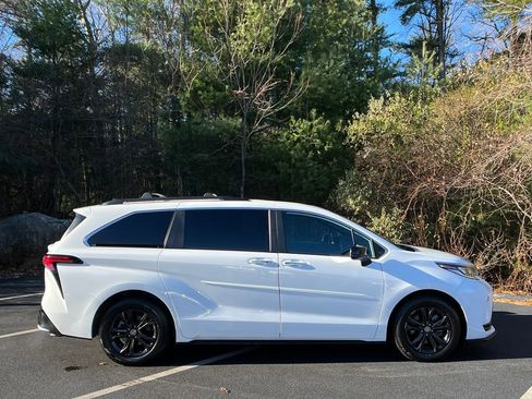 Used 2024 Toyota Sienna XSE image 6
