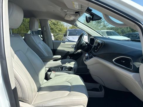 Used 2018 Chrysler Pacifica Touring-L FWD image 8
