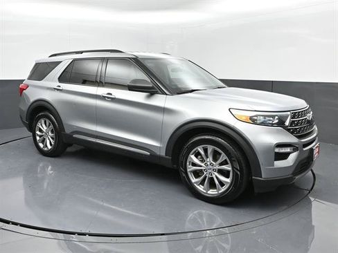 Used 2023 Ford Explorer XLT w/ Equipment Group 202A RWD image 2