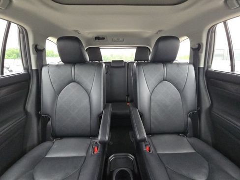 Used 2023 Toyota Highlander Platinum FWD image 20
