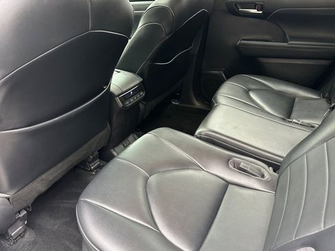 Used 2021 Toyota Highlander XLE AWD/4WD image 11