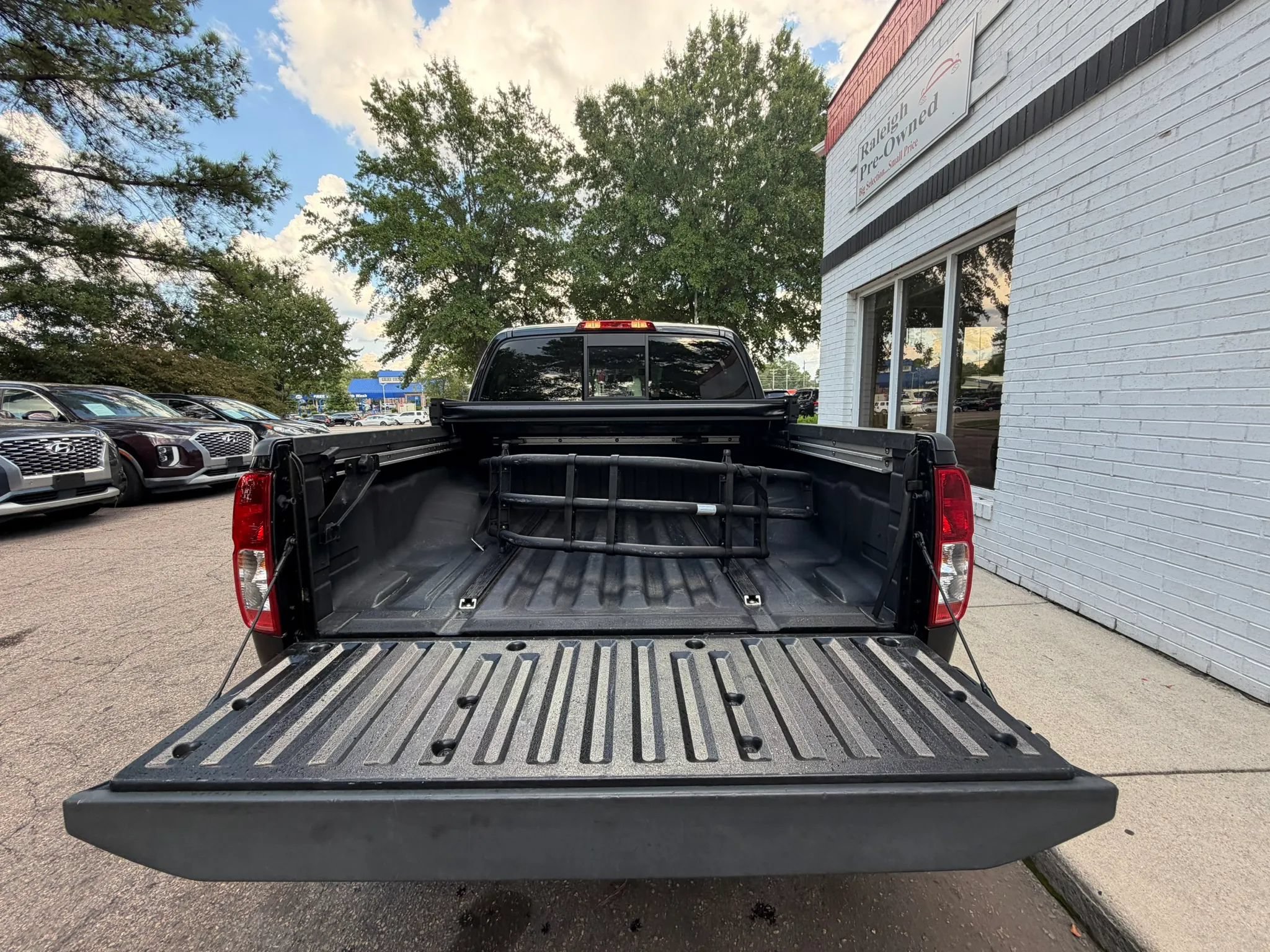 Used 2020 Nissan Frontier SV w/ Midnight Edition Floor Mats AWD/4WD image 14