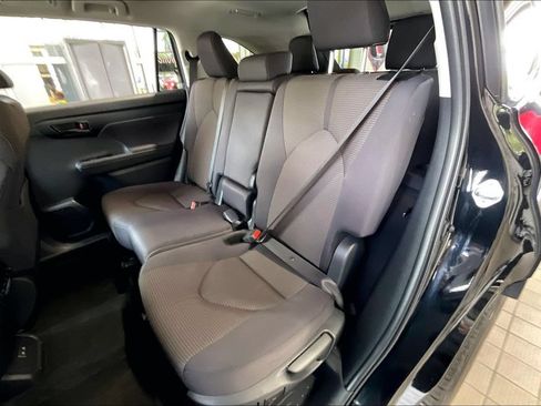 Used 2025 Toyota Highlander LE FWD image 14