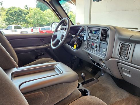 Used 2004 Chevrolet Silverado 1500 LS AWD/4WD image 2
