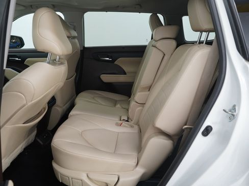 Used 2021 Toyota Highlander XLE image 19