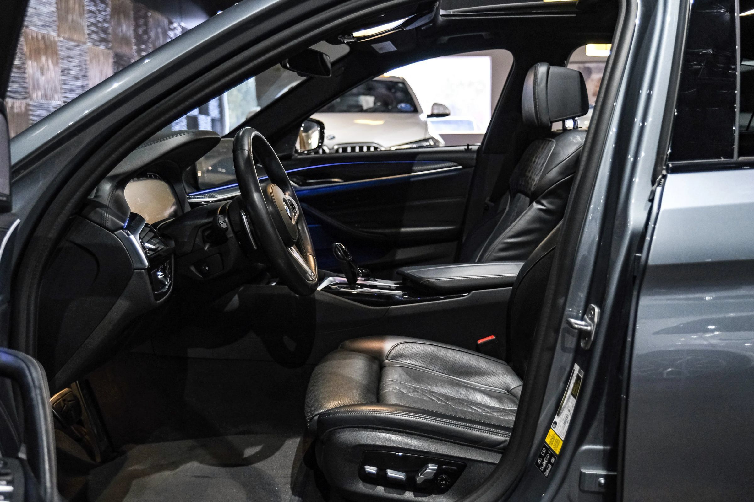 Used 2020 BMW M550i xDrive w/ Executive Package AWD/4WD image 5