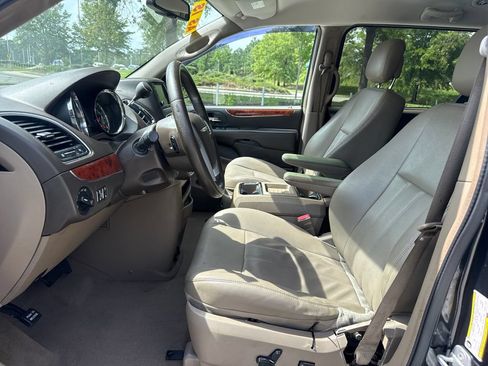 Used 2013 Chrysler Town & Country Touring FWD image 12