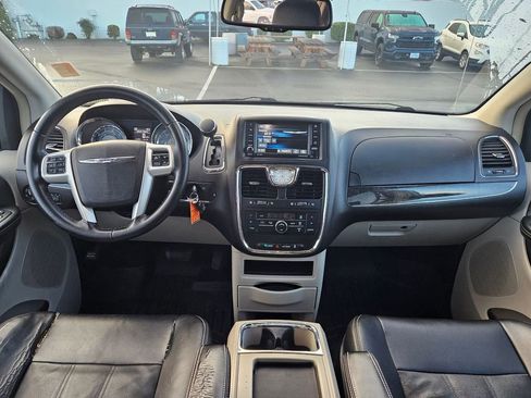 Used 2014 Chrysler Town & Country Touring image 27