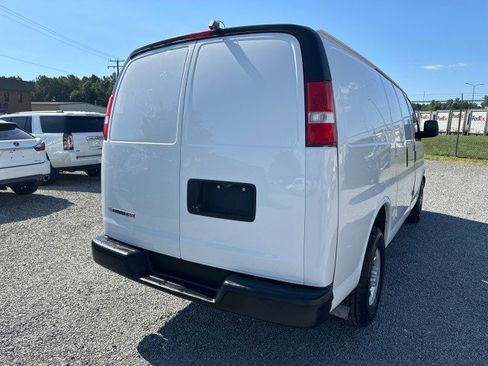 Used 2018 Chevrolet Express 2500 w/ Driver Convenience Package RWD image 9