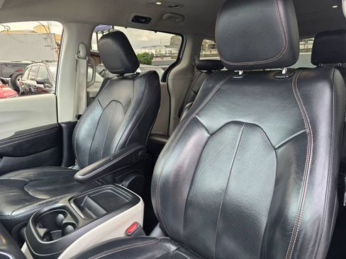 Used 2020 Chrysler Pacifica Touring-L FWD image 24